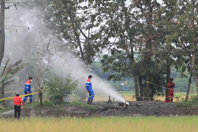 Pekerja Pertamina EP memeriksa semburan gas liar di desa Sukaperna, Tukdana, Indramayu, Jawa Barat, Senin (30/11/2020). Semburan gas liar bercampur air dan lumpur yang sudah terjadi sejak beberapa minggu lalu itu diduga bersumber dari sumur peninggalan Belanda yang sudah tidak digunakan. 