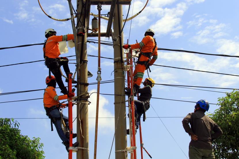 Pekerja Perusahaan Listrik Negara (PLN) mengerjakan jaringan dalam keadaan masih bertegangan di Dumai, Riau, Senin (19/7/2021). PLN mencatat konsumsi listrik hingga kuartal I meningkat 8,62 persen.