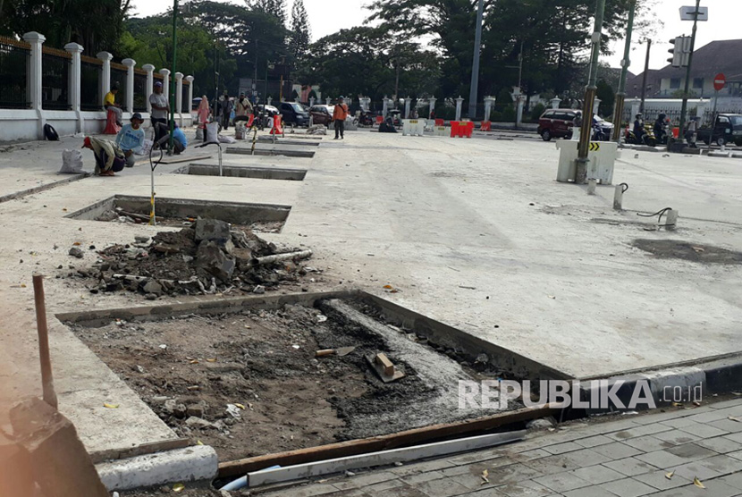 Pekerja proyek revitisasi semipedestrian Malioboro Tahap I sedang bersih-bersih di depan Istana Presiden Gedung Agung Yogyakarta, Kamis(21/7) 
