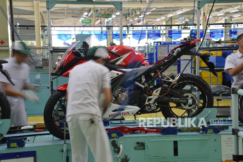Pekerja PT Astra Honda Motor (AHM) tengah merakit sepeda motor Honda di Pabrik AHM Plant 5 Karawang, Jawa Barat. 