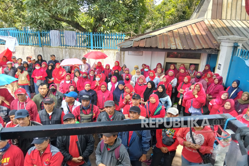 Pekerja PT Bapintri di Kota Cimahi, Jawa Barat Melakukan Aksi Demo. Mereka Merupakan Korban PHK dan Meminta Pihak Perusahaan untuk Membayarkan Pesangonnya.