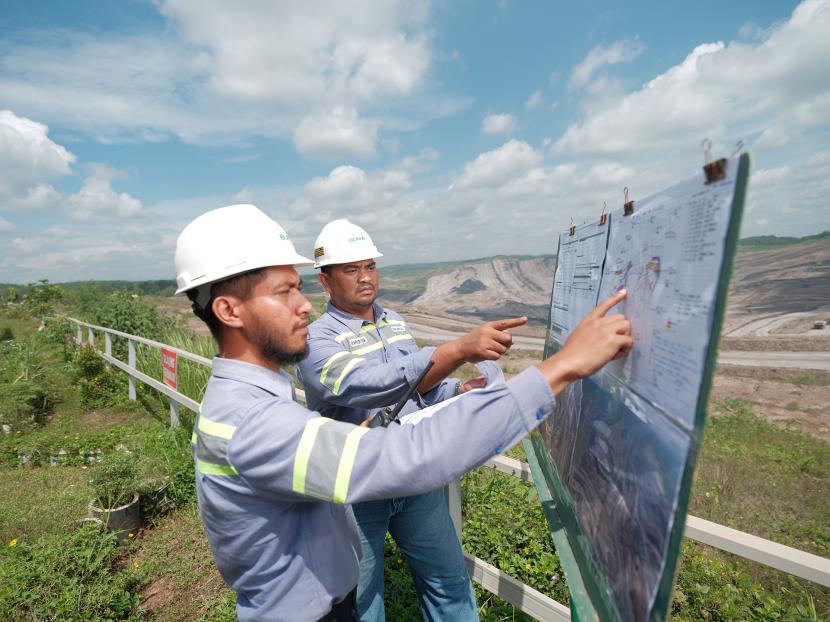 Pekerja PT Delta Dunia Group di area pertambangan batu bara.