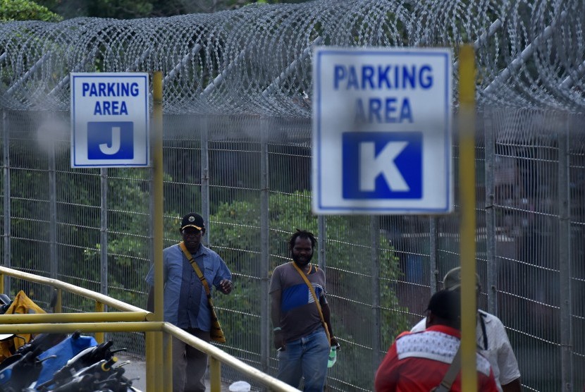 Pekerja PT Freeport memasuki Kawasan Terminal Gorong-Gorong, Timika, Papua, Minggu (30/4). 