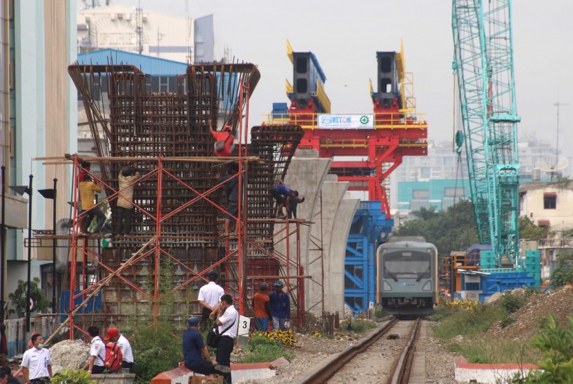 Pekerja PT KAI memasang pondasi saat menyelesaikan pembangunan jalur rel layang kereta api di kawasan Jalan Timah Medan, Sumatera Utara (ilustrasi)