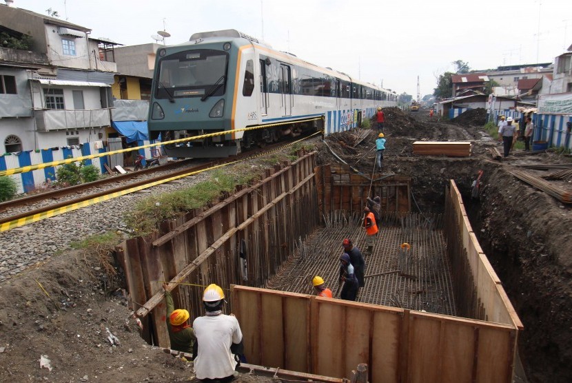 Pekerja PT KAI memasang pondasi saat menyelesaikan pembangunan jalur rel layang kereta api di kawasan Jalan Timah Medan, Sumatera Utara, Rabu (26/10).