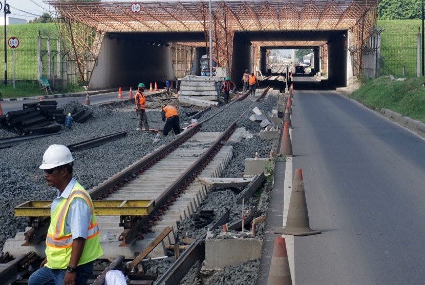 Workers of Indonesian Train Corporation complete the development of train which connects the capital with Soekarno-Hatta International Airport, on January 19.
