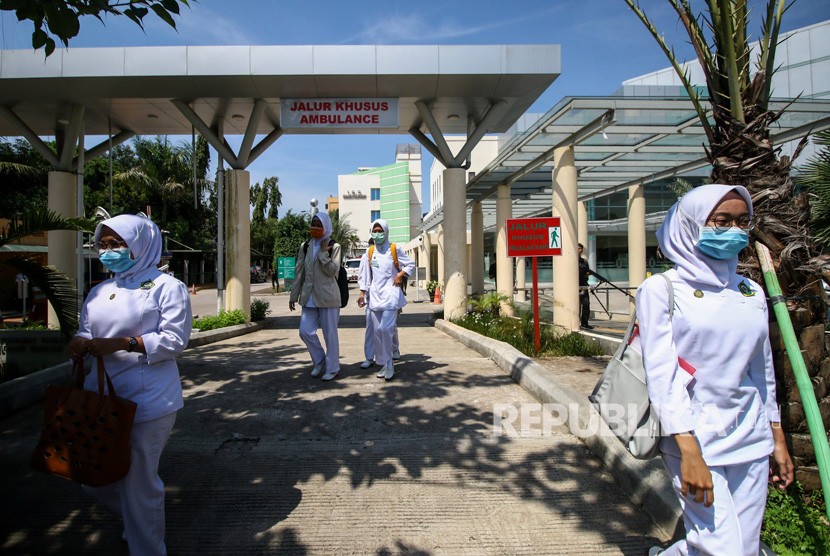 Pekerja rumah sakit menggunakan masker di RSPI Sulianti Saroso, Jakarta, Senin (2/3/2020).