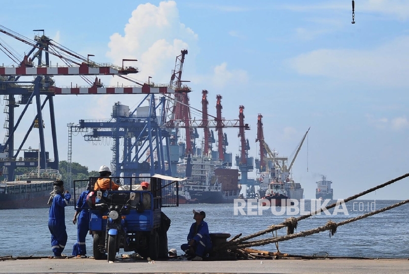  Pekerja sedang beristirahat pada pelabuhan peti kemas Tanjung Priok, Jakarta (7/4).