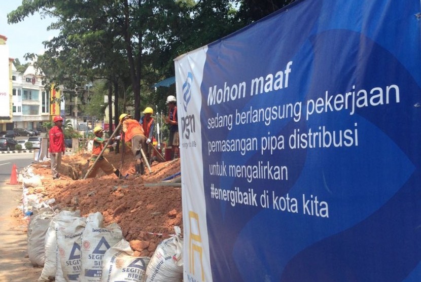 Pekerja sedang melajukan pekerjaan pemasangan jaringan gas PT Perusahaan Gas Negara Tbk (PGN) di kawasan bisnis Batam, Kepulauan Riau.