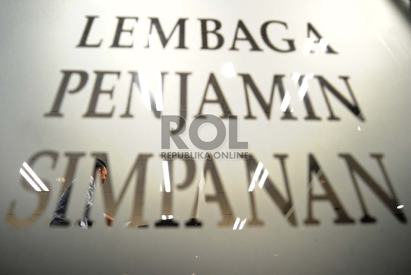 Pekerja sedang melakukan aktifitas di kantor Lembaga Penjamin Simpanan (LPS), Jakarta, Kamis (6/8).