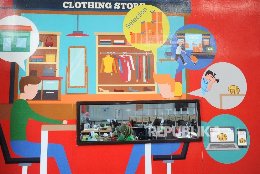 Pekerja sedang melakukan aktifitas pada gudang Mataharimall.com di Jakarta. Pemilik Department Store kini mulai merambah pemasaran lewat jaringan online. 