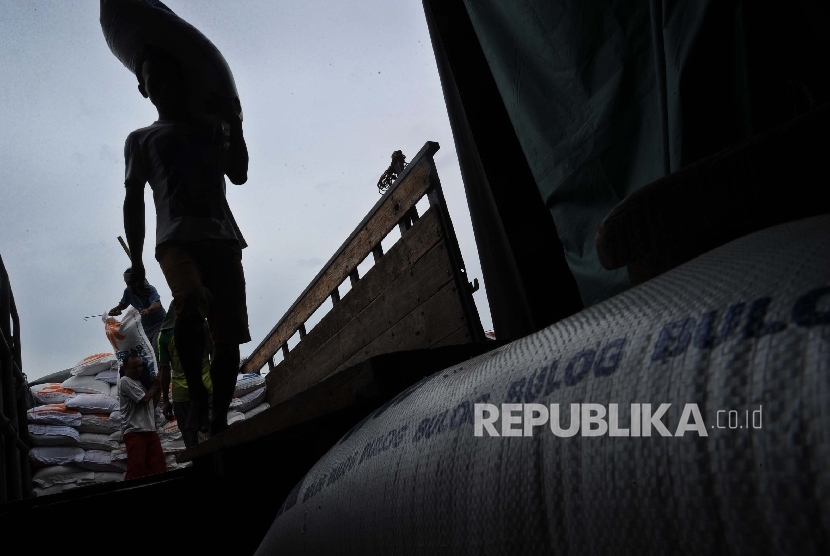 Pekerja sedang melakukan bongkar muat di pasar Induk Beras, Jakarta, Selasa (16/2).