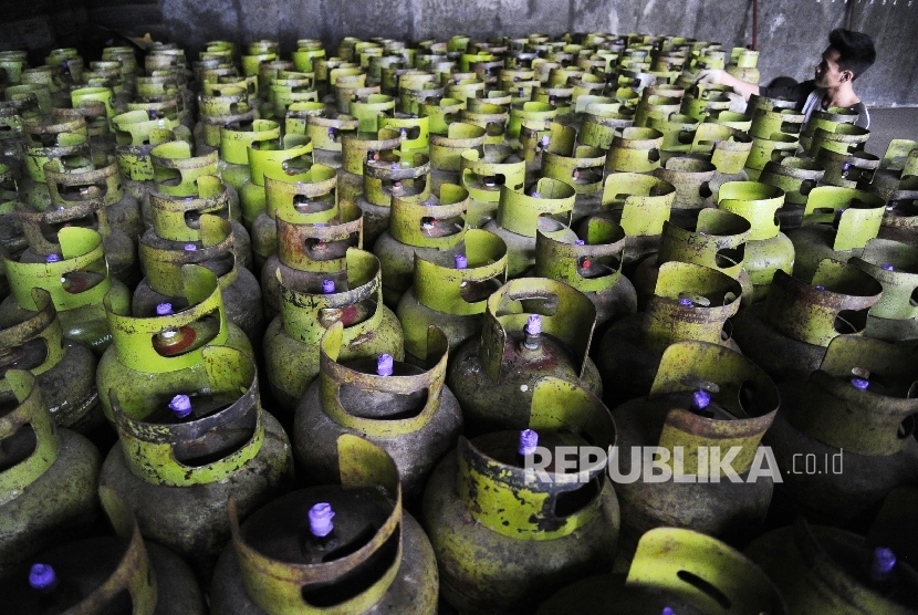 Pekerja sedang melakukan bongkar muat gas tiga kilogram di salah satu agen, Jakarta, Senin (27/6). (Republika/Tahta Aidilla)