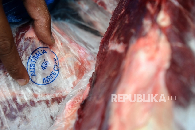   Pekerja sedang melakukan bongkar muatan daging sapi impor. (Republika/Tahta Aidilla)