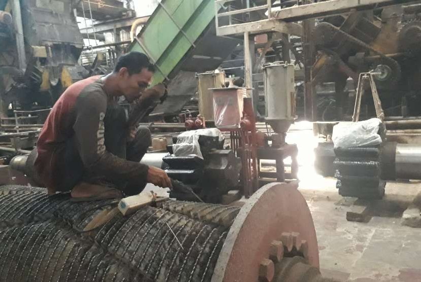 Pekerja sedang melakukan pekerjaan perbaikan komponen mesin giling Pabrik Gula (PG) Sragi, di Kecamatan Sragi, Kabupaten Pekalongan, Jawa Tengah.