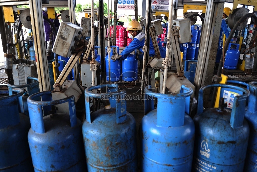  Pekerja sedang melakukan pengisian tabung Gas 12 Kg di Jakarta, Selasa (5/1).  (Republika/Tahta Aidilla)
