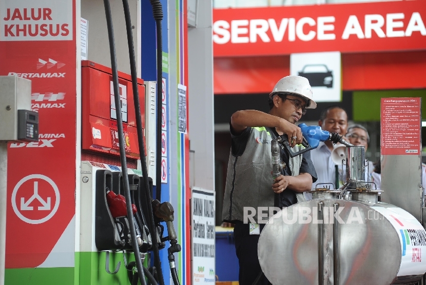 Pekerja sedang melakukan pengukuran liter di SPBU, Jakarta, Rabu (17/2).