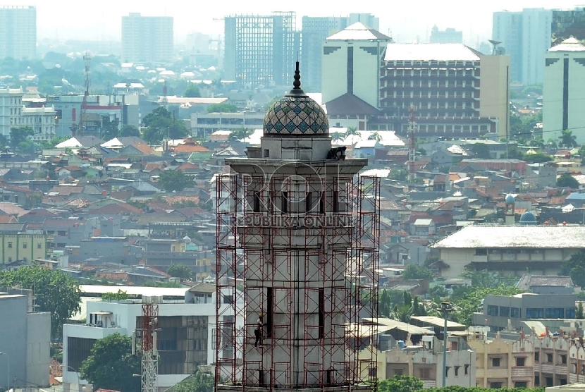 Pekerja sedang melakukan perawatan menara masjid Baitul Ihsan,Jakarta,Selasa (27/1).( Republika/ Tahta Aidilla )