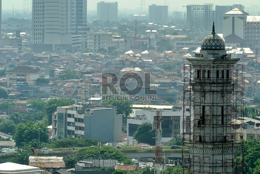 Pekerja sedang melakukan perawatan menara masjid Baitul Ihsan,Jakarta,Selasa (27/1).( Republika/ Tahta Aidilla )