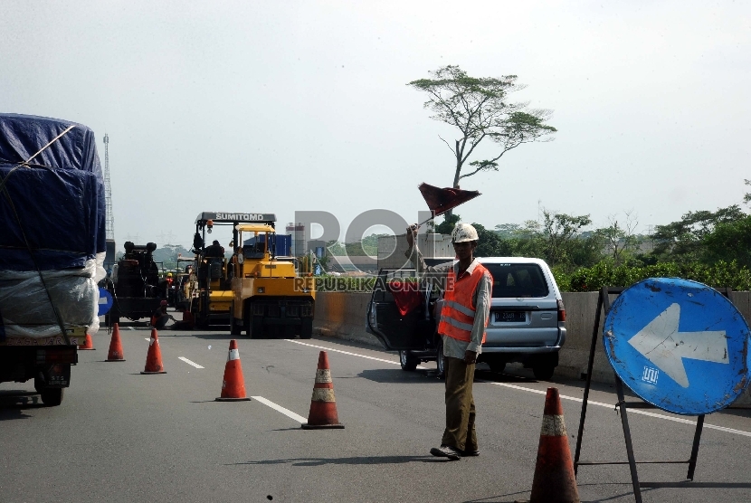 Pekerja sedang melakukan perbaikan di jalan Tol Tangerang-Merak, Banten. Puluhan ruas jalan di Kota Tangerang diperbaiki menjelang arus mudik.