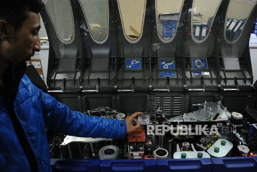  Pekerja sedang melakukan scanning saat pembuatan kartu kredit di Jakarta, Rabu (20/1).