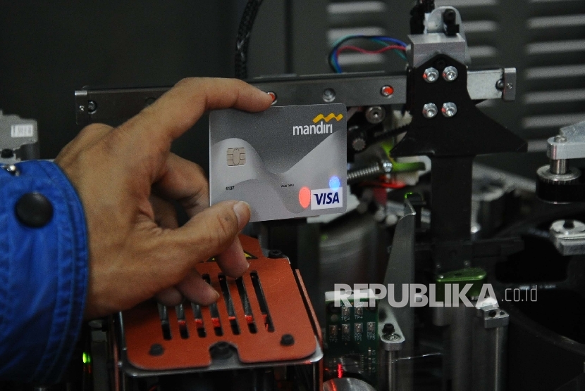  Pekerja sedang melakukan scanning saat pembuatan kartu kredit di Jakarta, Rabu (20/1). 