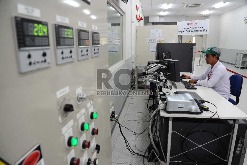  Pekerja sedang melakukan tes ketahanan mesin pada ruangan Engine Test Bench di Pabrik Honda Prospect Motor, Karawang, Jawa Barat, Rabu (30/9).  (Republika/Tahta Aidilla)