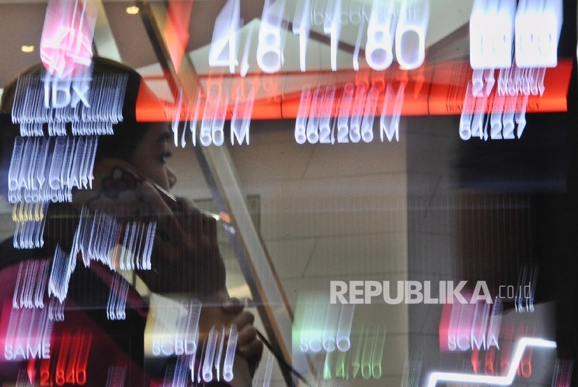 Pekerja sedang memantau layar pergerakkan Indeks Harga Saham Gabungan di Bursa Efek Indonesia (BEI), Jakarta, Senin (27/6). (Republika/Tahta Aidilla)