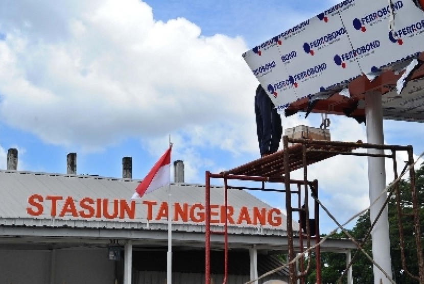 Pekerja sedang membangun atap loket parkir di kawasan Stasiun Tangerang, Banten, Selasa (28/4).