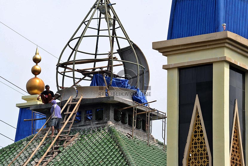 Pekerja sedang membangun kubah masjid Nurul Ajam di Jakarta, Selasa (11/2).