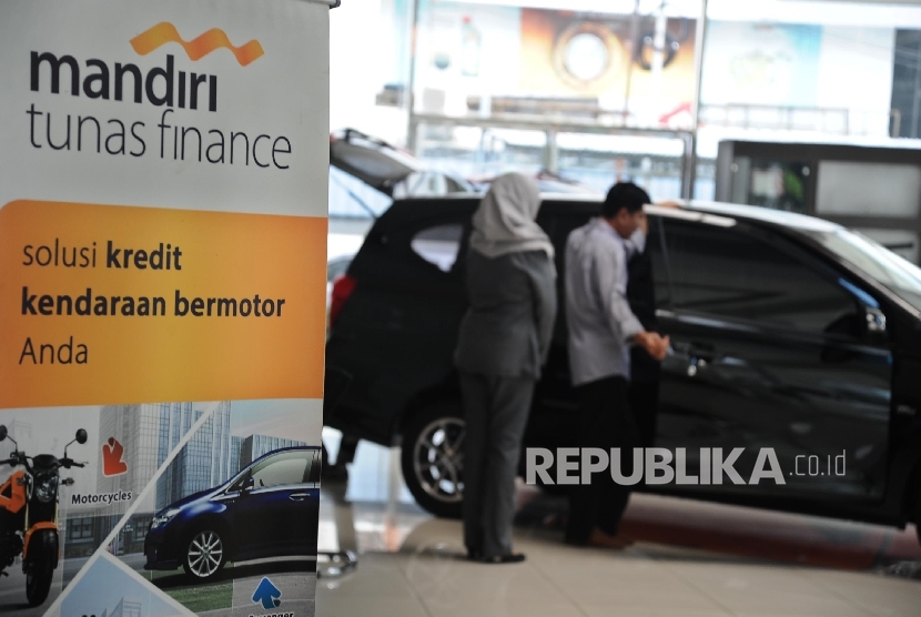 Pekerja sedang memberikan informasi kepada pengunjung di showroom mobil, Jakarta, Kamis (13\10).Kredit kendaraan bermotor (KKB) PT Bank Mandiri (Persero) Tbk. tumbuh di kisaran 20% hingga 21% secara tahunan pada kuartal III tahun ini.