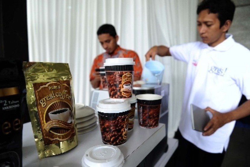 Pekerja sedang membuat kopi di gerai Al Azhar Peduli, Jakarta, Rabu (18/2).