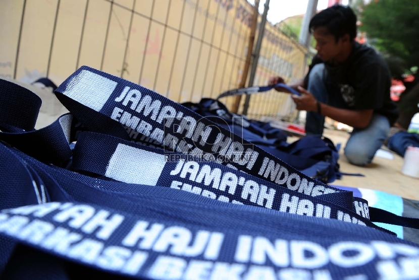  Pekerja sedang membuat tali tas paspor Jamaah Haji di Asrama Haji, Bekasi, Ahad (13/9).  (Republika/Tahta Aidilla)