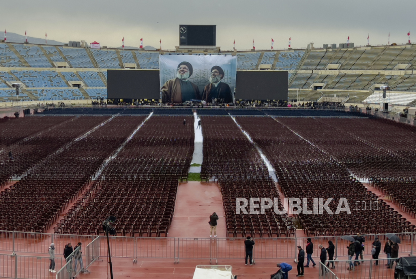 Pekerja sedang menata kursi di Stadion City Sportive Beirut sebagai persiapan prosesi pemakaman para pemimpin Hizbullah, Sayyed Hassan Nasrallah dan Sayyed Hashem Safieddine, di Beirut, Lebanon, Sabtu, 22 Februari 2025. 