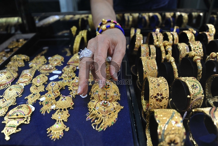 Pekerja sedang menata perhiasan emas di Jakarta, Jumat (20/11). 