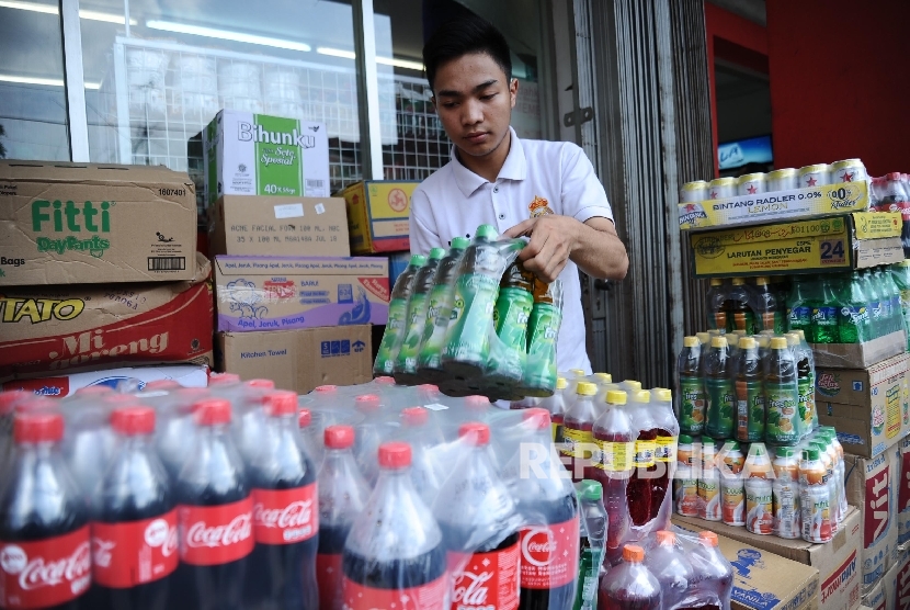 Pekerja sedang mengatur produk di minimarket, Jakarta, Jumat (22/4). (Republika/Tahta Aidilla)