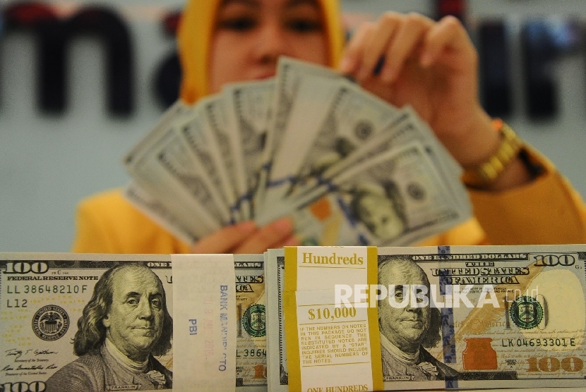 Uang dolar palsu.