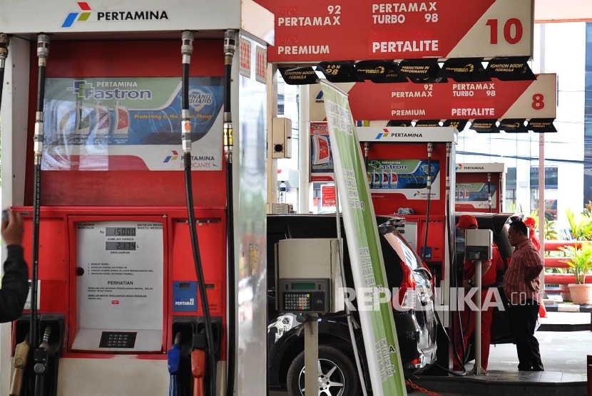 Pekerja sedang mengisi bahan bakar pada kendaraan di SPBU, Jakarta, Rabu (1/9). (Republika/Tahta Aidilla)