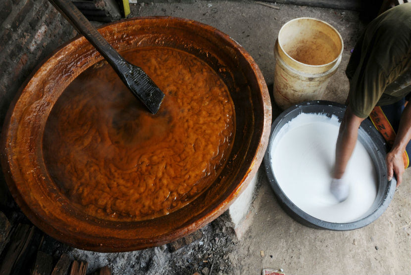   Pekerja sedang mengolah adonan bahan dodol, salah satu makanan khas yang ada Lebaran Orang Depok digelar (ilustrasi)