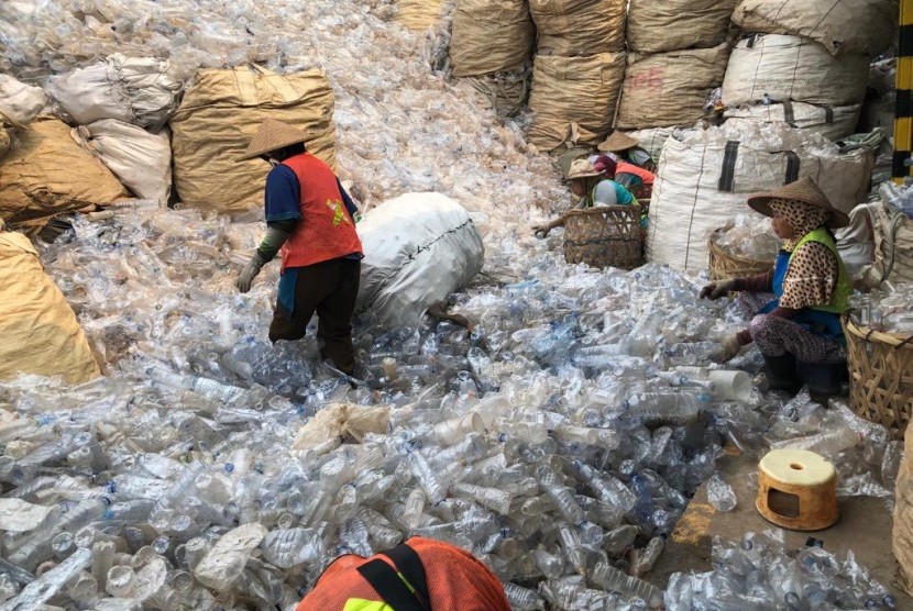 Pekerja sedang mensortir botol plastik di pusat daur ulang di Tangerang Selatan. Botol plastik PET bekas minuman bisa didaur ulang hingga 50 kali.