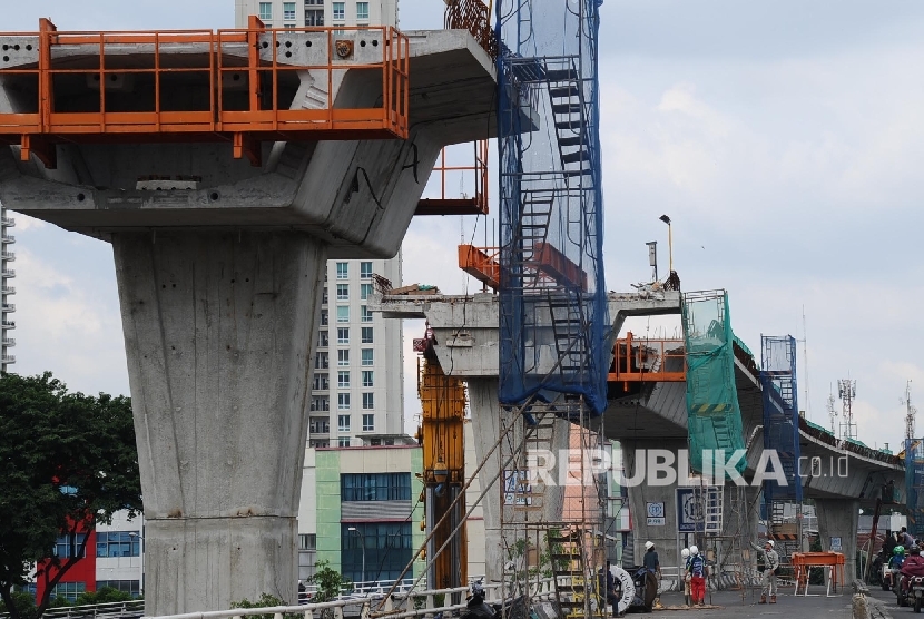 Pekerja sedang menyelesaikan Jalan Layang Non Tol (JLNT) dikawasan Cipulir, Jakarta, Senin (25/4).  (Republika/Tahta Aidilla)