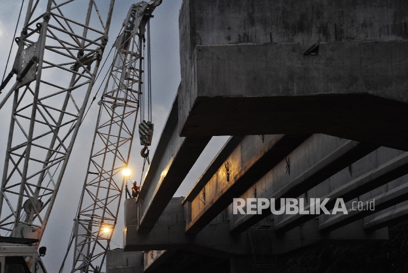 Pekerja sedang menyelesaikan pembangunan infrastruktur di Bekasi, Jawa Barat, Ahad (19\2).