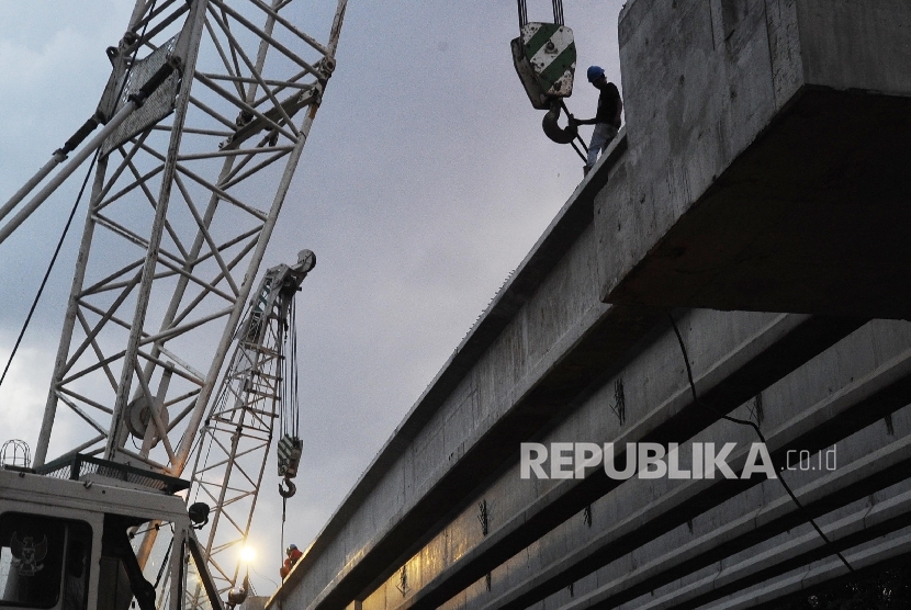  Pekerja sedang menyelesaikan pembangunan infrastruktur di Bekasi, Jawa Barat, Ahad (19\2).