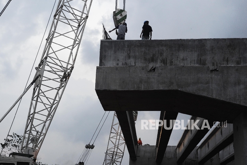  Pekerja sedang menyelesaikan pembangunan infrastruktur di Bekasi, Jawa Barat, Ahad (19\2).
