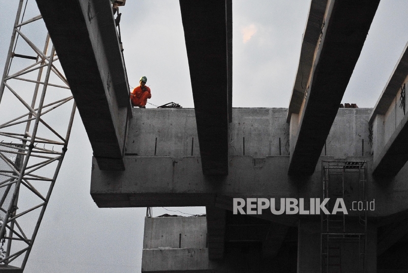 Pekerja sedang menyelesaikan pembangunan infrastruktur di Bekasi, Jawa Barat, Ahad (19\2).