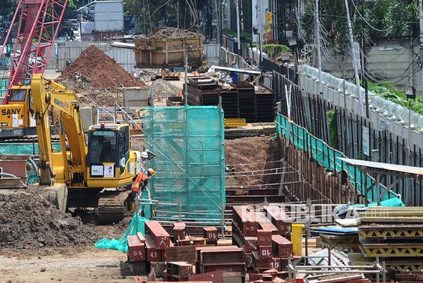 Pekerja sedang menyelesaikan pembangunan infrastruktur di Jakarta, Selasa (7\2).