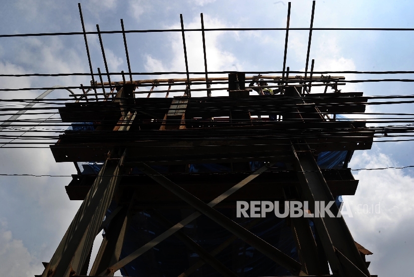 Pekerja sedang menyelesaikan pembangunan infrastruktur di Jakarta, Senin (11/4). (Republika/ Tahta Aidilla )