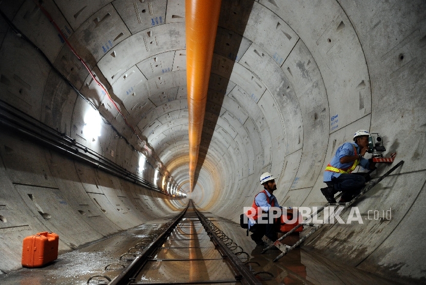 Pekerja sedang menyelesaikan pembangunan terowongan bawah tanah MRT, Jakarta, Kamis (17/3).