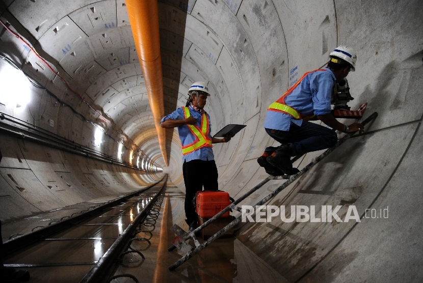 Pekerja sedang menyelesaikan pembangunan terowongan bawah tanah MRT, Jakarta, Kamis (17/3).    (Republika/Tahta Aidilla)