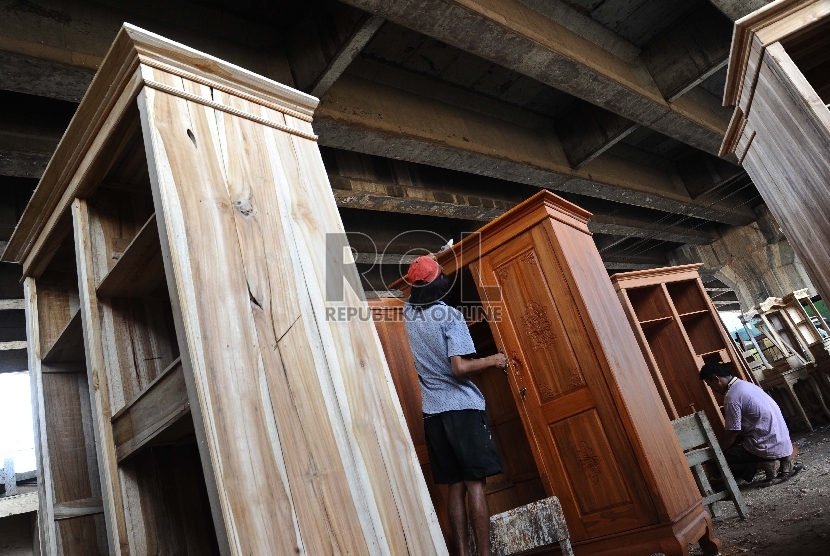  Pekerja sedang menyelesaikan pembuatan furniture di KaliBaru, Bekasi, Jawa Barat, Jumat (25/9).